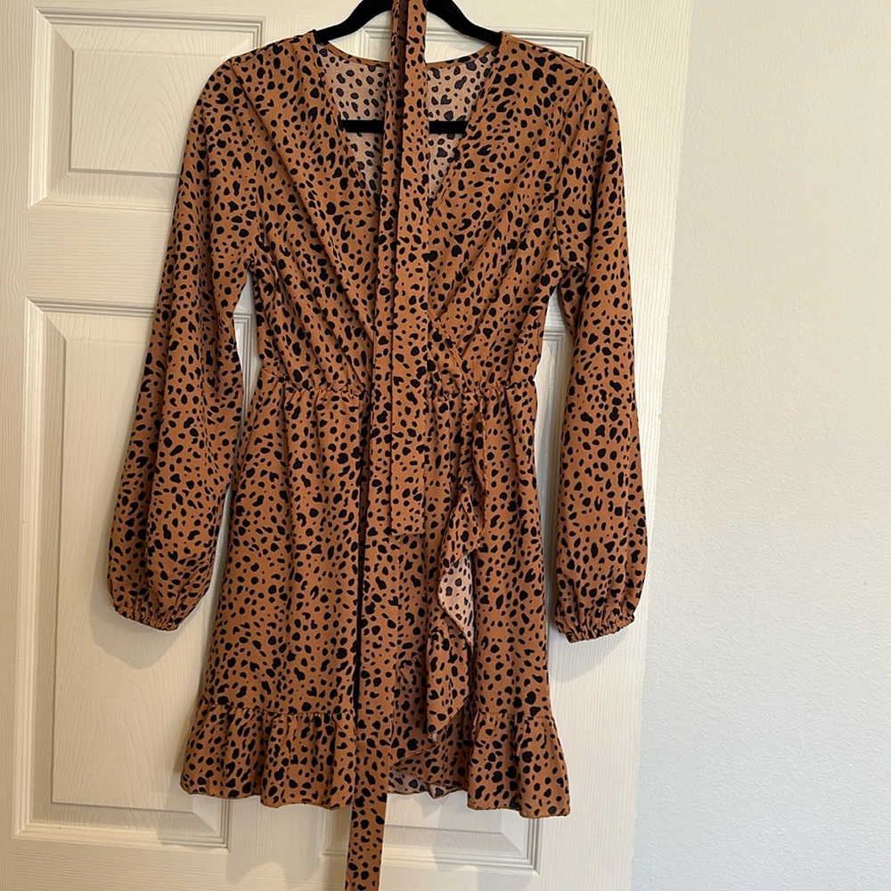 Dress w fun pattern! Like new!! Faux wrap dress.